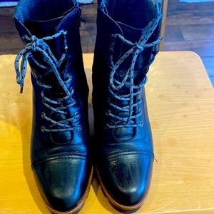 Comfortable Naturalizer Black Boots